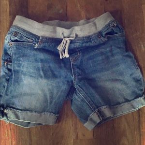 Medium washed shorts